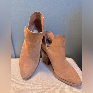 Steve Madden Aker suede tan boots, size 6M